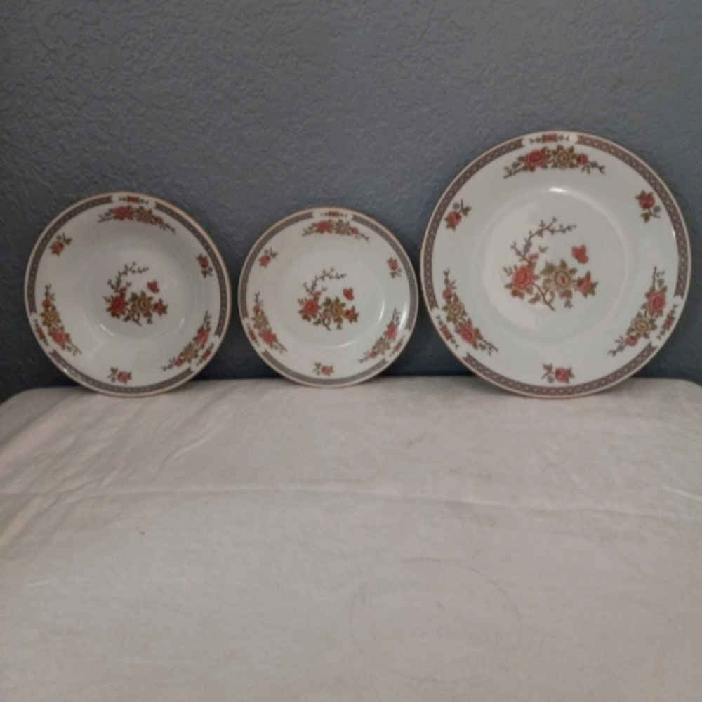 Service for 4 plus bonus creamer and sugar bowl Liling China